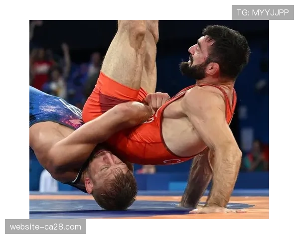 自由式74公斤级焦点战:夏圣松顽强抵抗上届冠军至比赛读秒