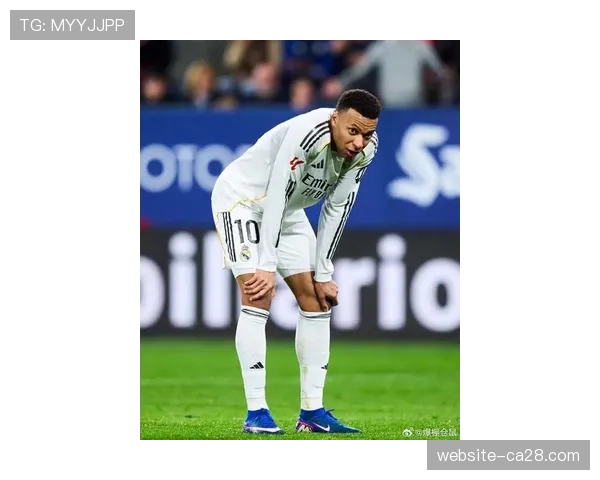 “巴黎圣日耳曼官方宣布姆巴佩内收肌轻微拉伤，将缺席两周”